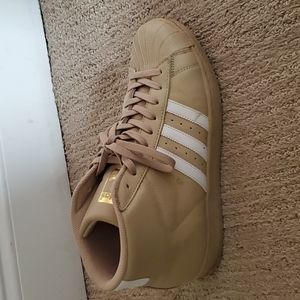 Sz 10 Tan & white high top Adidas